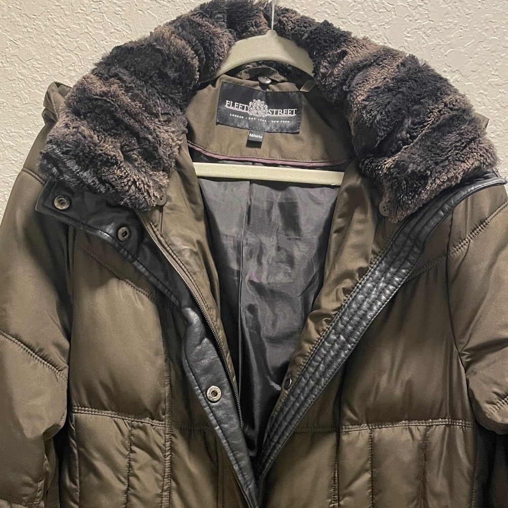 Women's Puffer Coat with Faux Fur Trim. - Picture 2 of 6